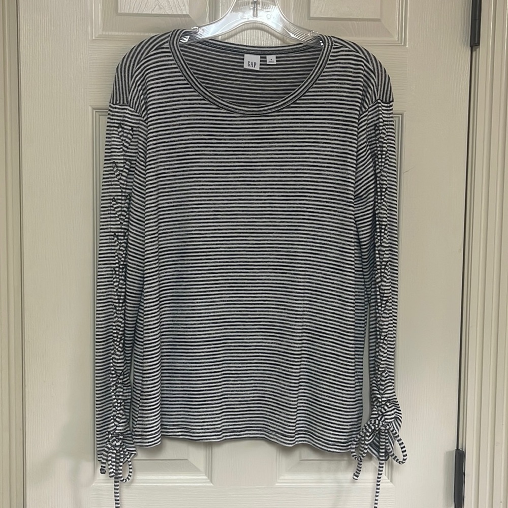 Gap black and white striped long sleeve top. Sleeves are so cute.size small.